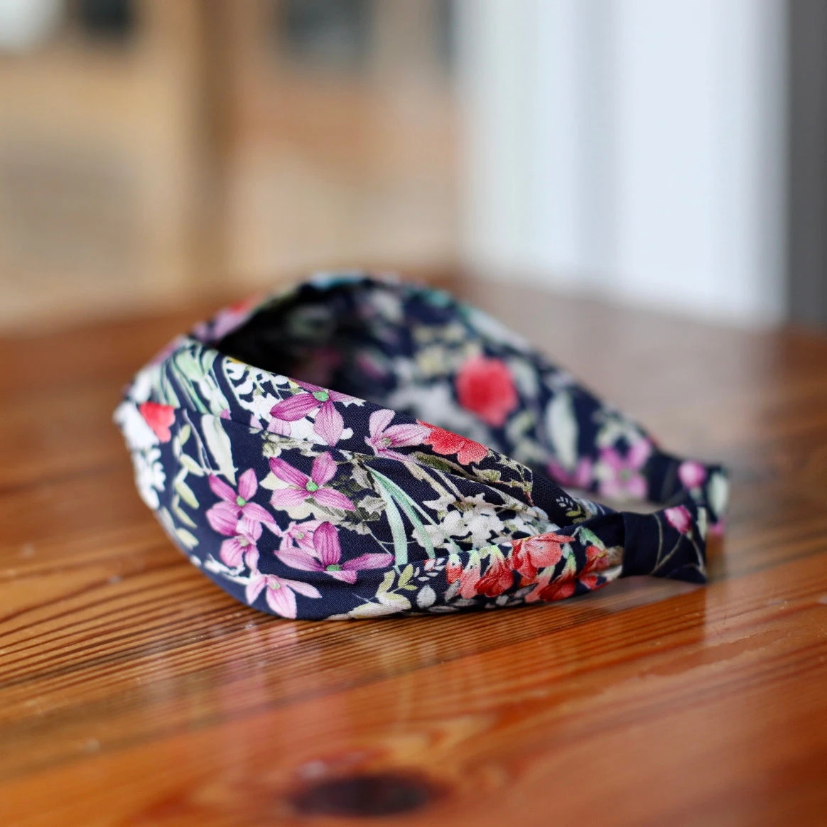 Lucy's Summer Floral Headband with Non-Slip Grip & Pinch-Free Design 5 Lucy's Summer Floral Headband with Non-Slip Grip & Pinch-Free Design - Image 3