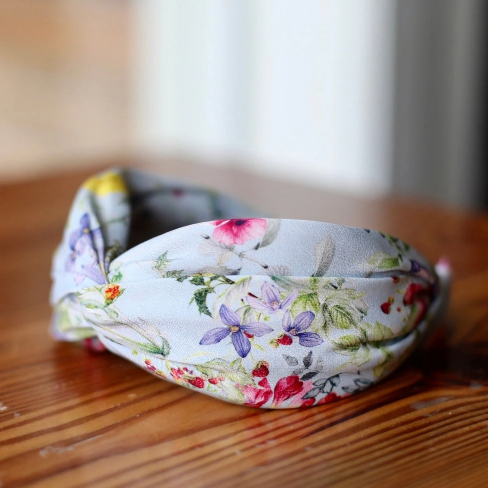 Lucy's Summer Floral Headband with Non-Slip Grip & Pinch-Free Design 10 Lucy's Summer Floral Headband with Non-Slip Grip & Pinch-Free Design - Image 8