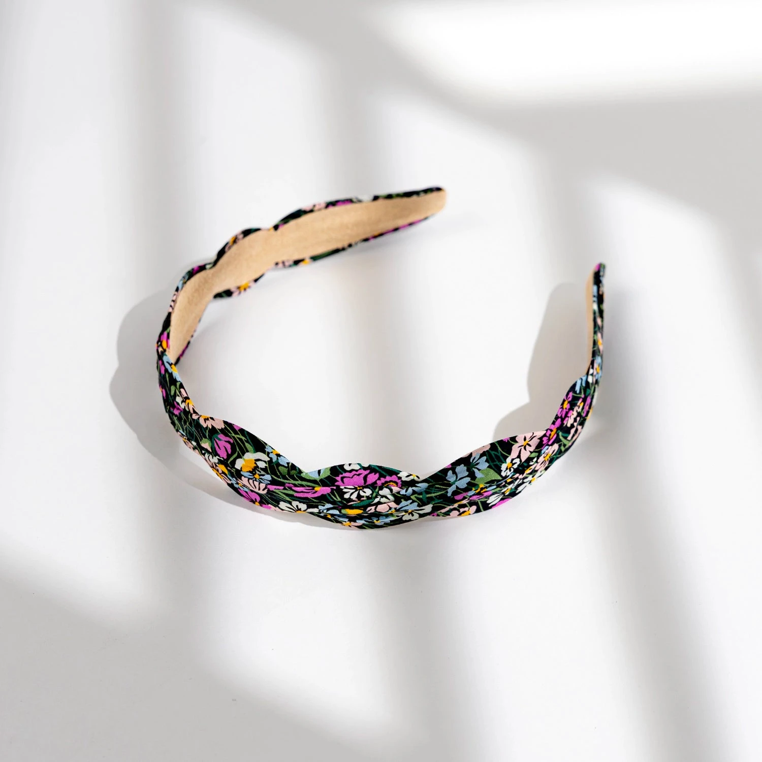 Ebonee's Meadow Floral Headband: Elegant Non-Slip Comfort 6 Ebonee's Meadow Floral Headband: Elegant Non-Slip Comfort - Image 4