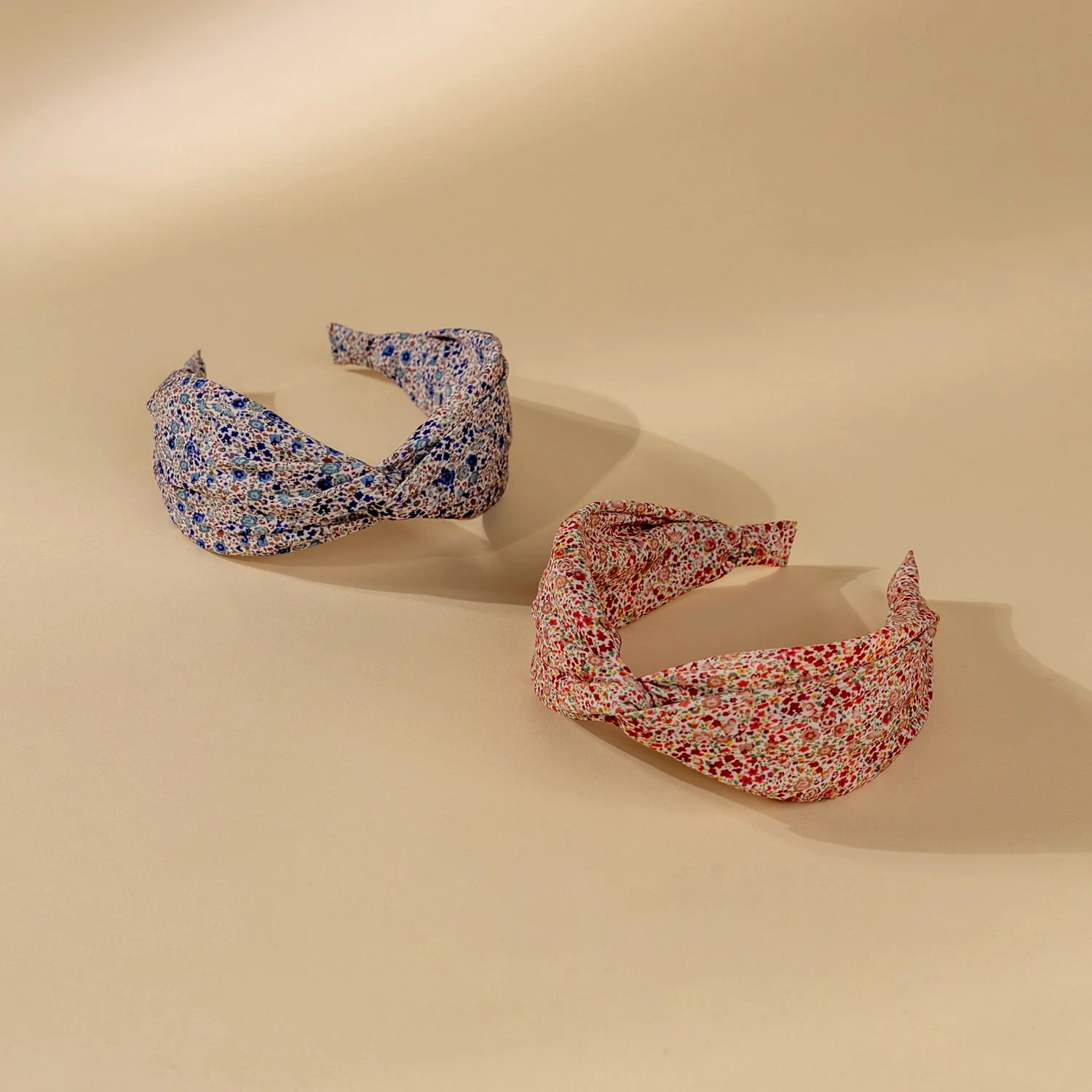 Lucy's Vintage Floral Headband: Elegant, Pinch-Free Hair Accessory 3 Lucy's Vintage Floral Headband: Elegant, Pinch-Free Hair Accessory